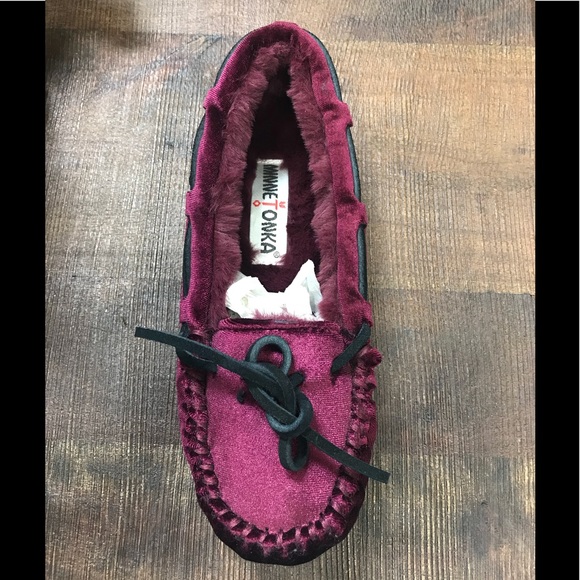 Minnetonka Women's Cally Faux Fur Slipper - Picture 2 of 9